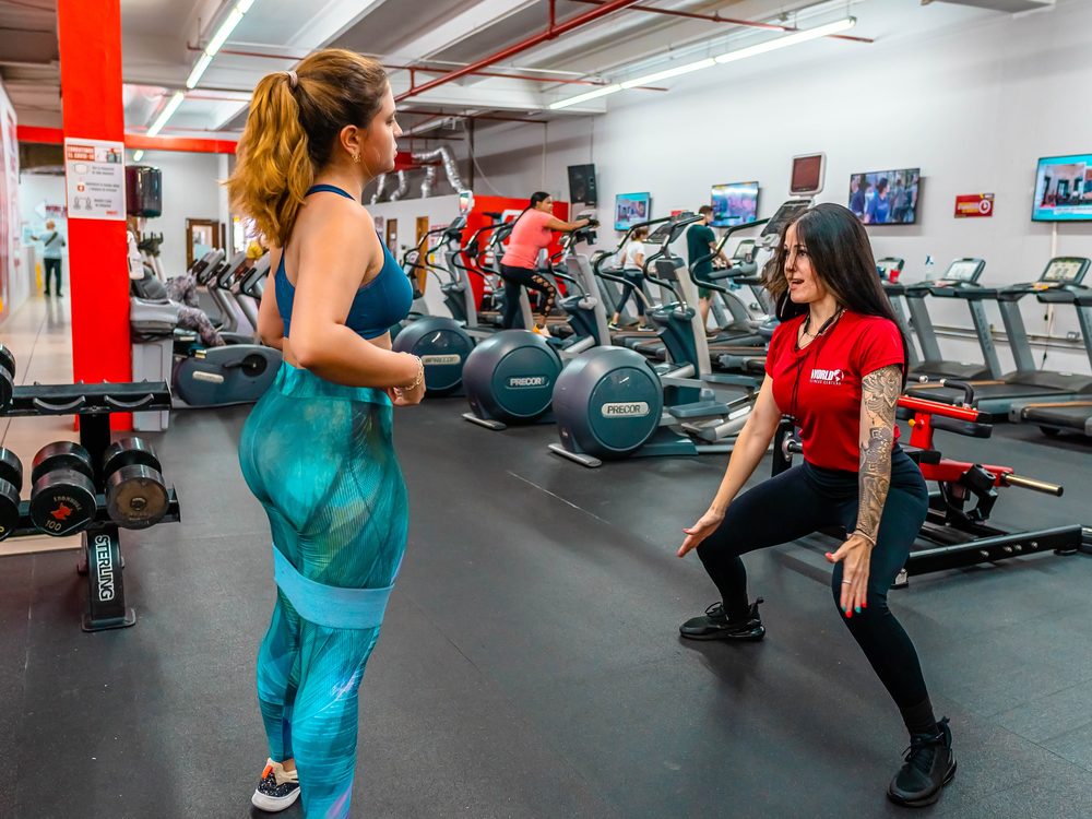 Sal&oacute;n de clases grupales en Westside Fitness Club San Juan