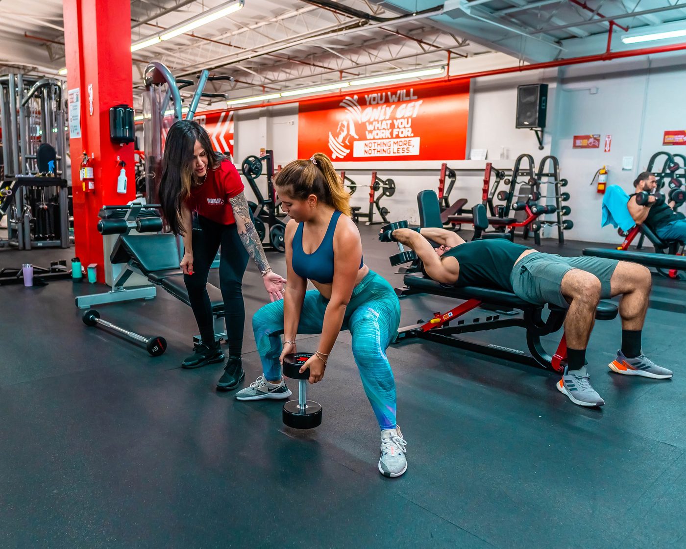 Sal&oacute;n de clases grupales en Westside Fitness Club San Juan